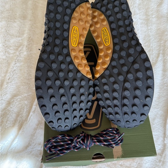 Keen sneakers excellent condition 8.5 - Picture 6 of 6